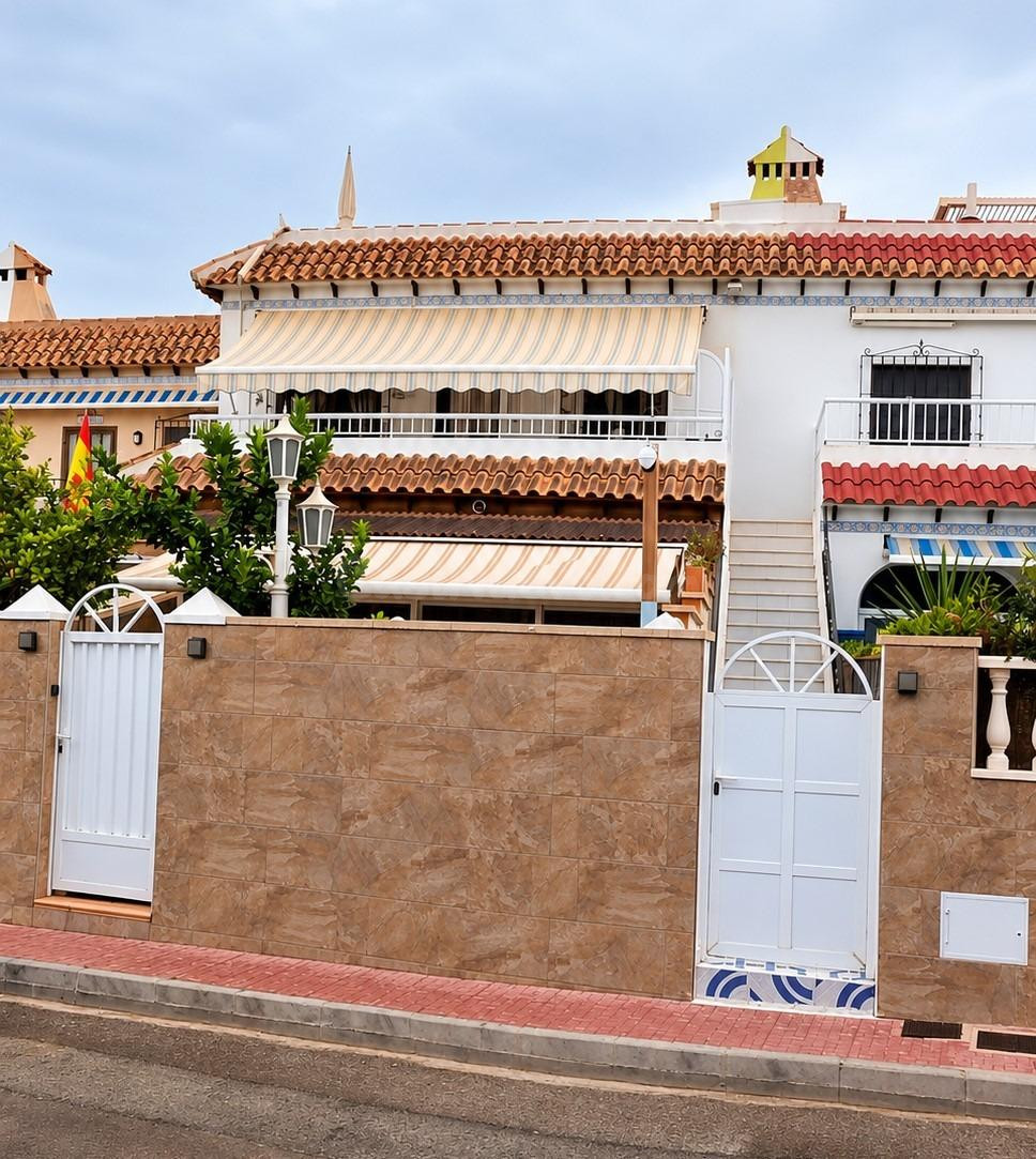 Bungalow alto con solárium privado y vistas al mar a 500 m de La Mata