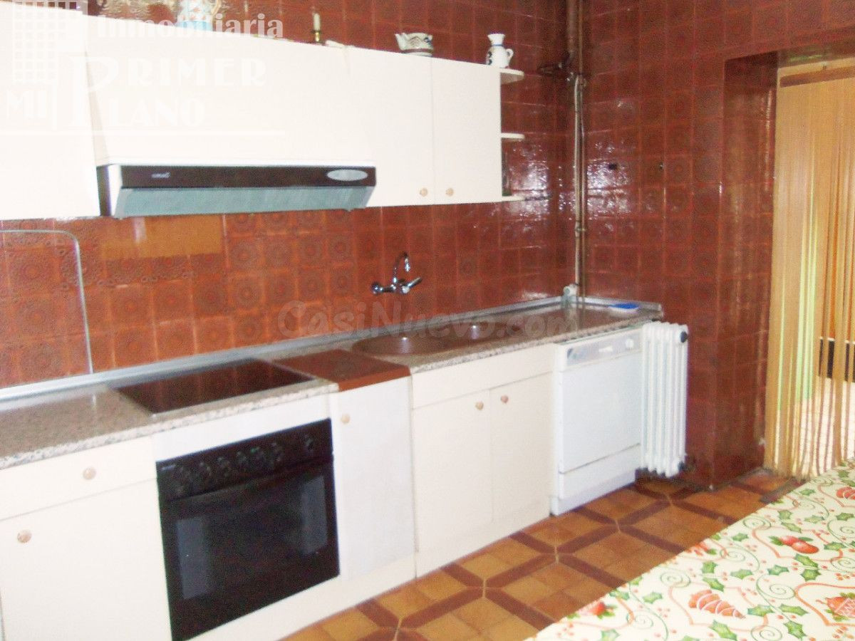 CASA EN ESQUINA CON 4 DORMITORIOS, JUNTO A PLAZA DE ESPAÑA