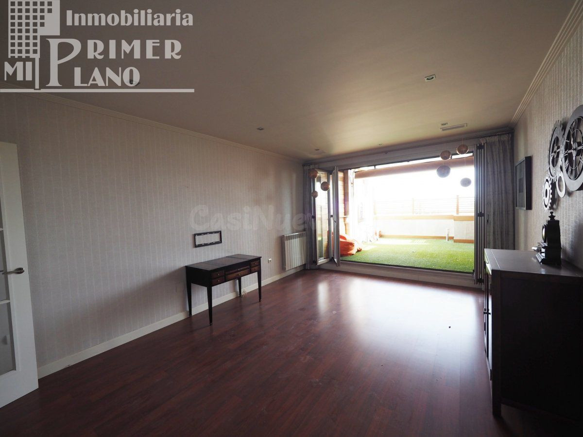 Dúplex de lujo en pleno Paseo San Isidro. 5 dormitorios 3 baños. Dos plazas de garaje + trastero