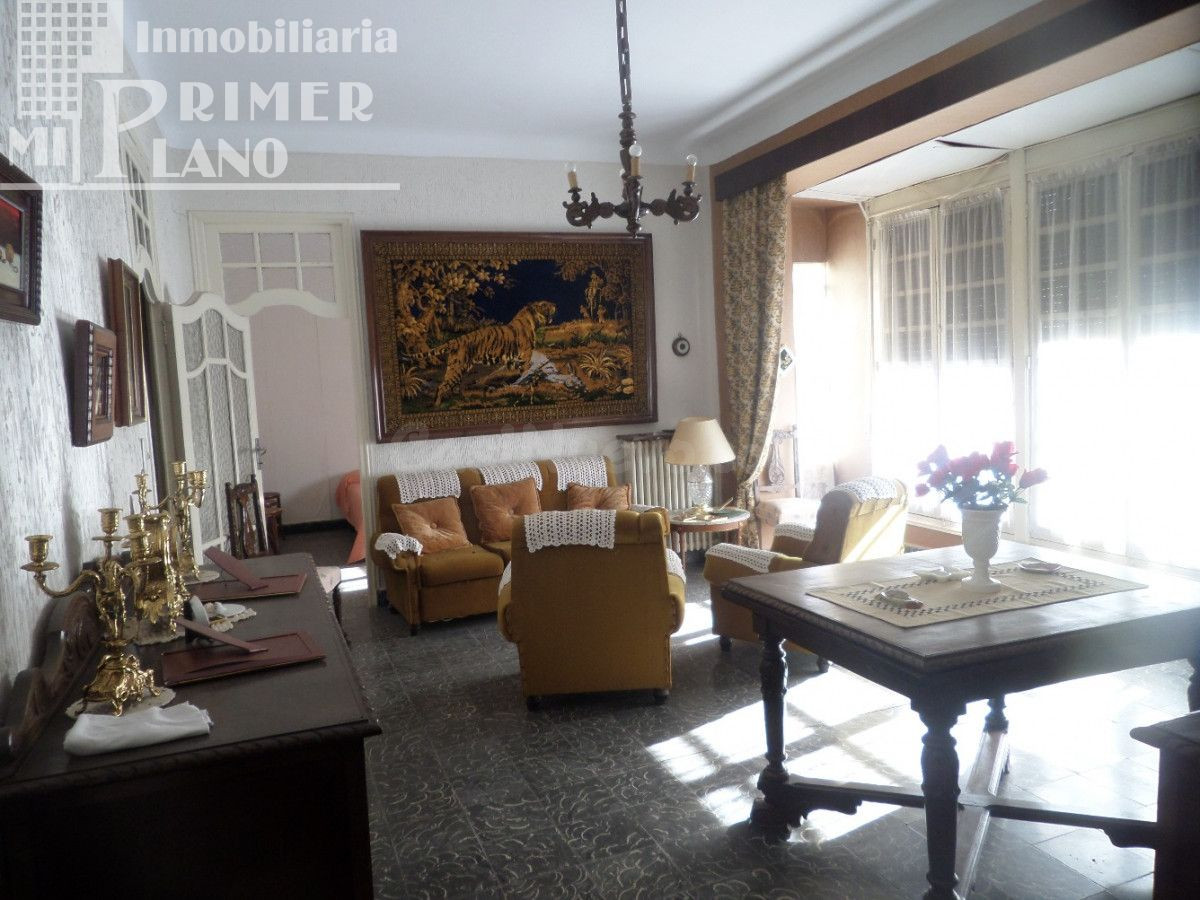 Se ofrece a la venta una espaciosa casa de dos plantas en el corazón de Tomelloso
