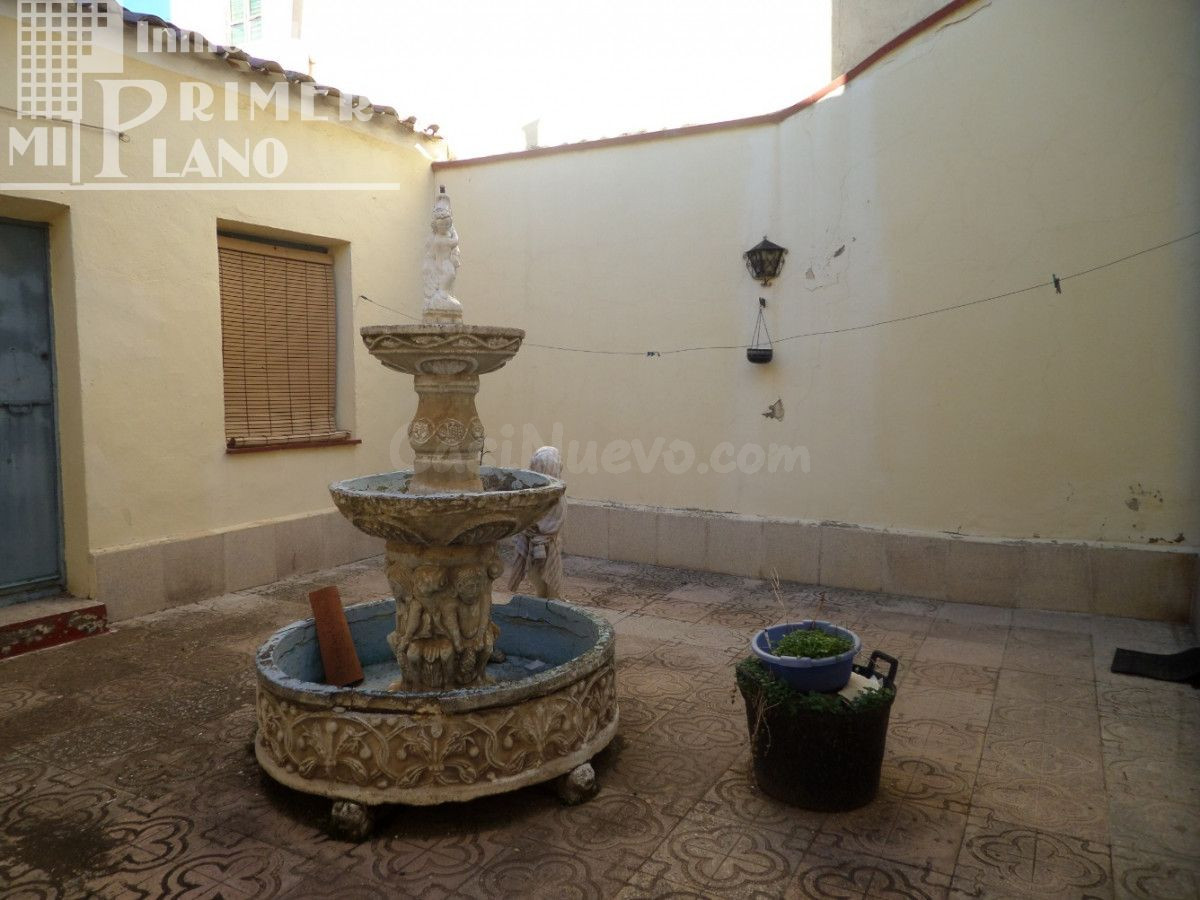 *Casa de dos plantas en la zona centro de Tomelloso que cuenta con 375m2*