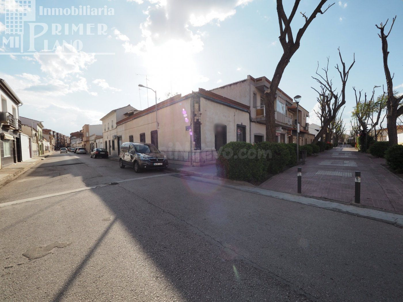 Se vende casa-solar en esquina planta baja en una de las principales calles de Tomelloso.