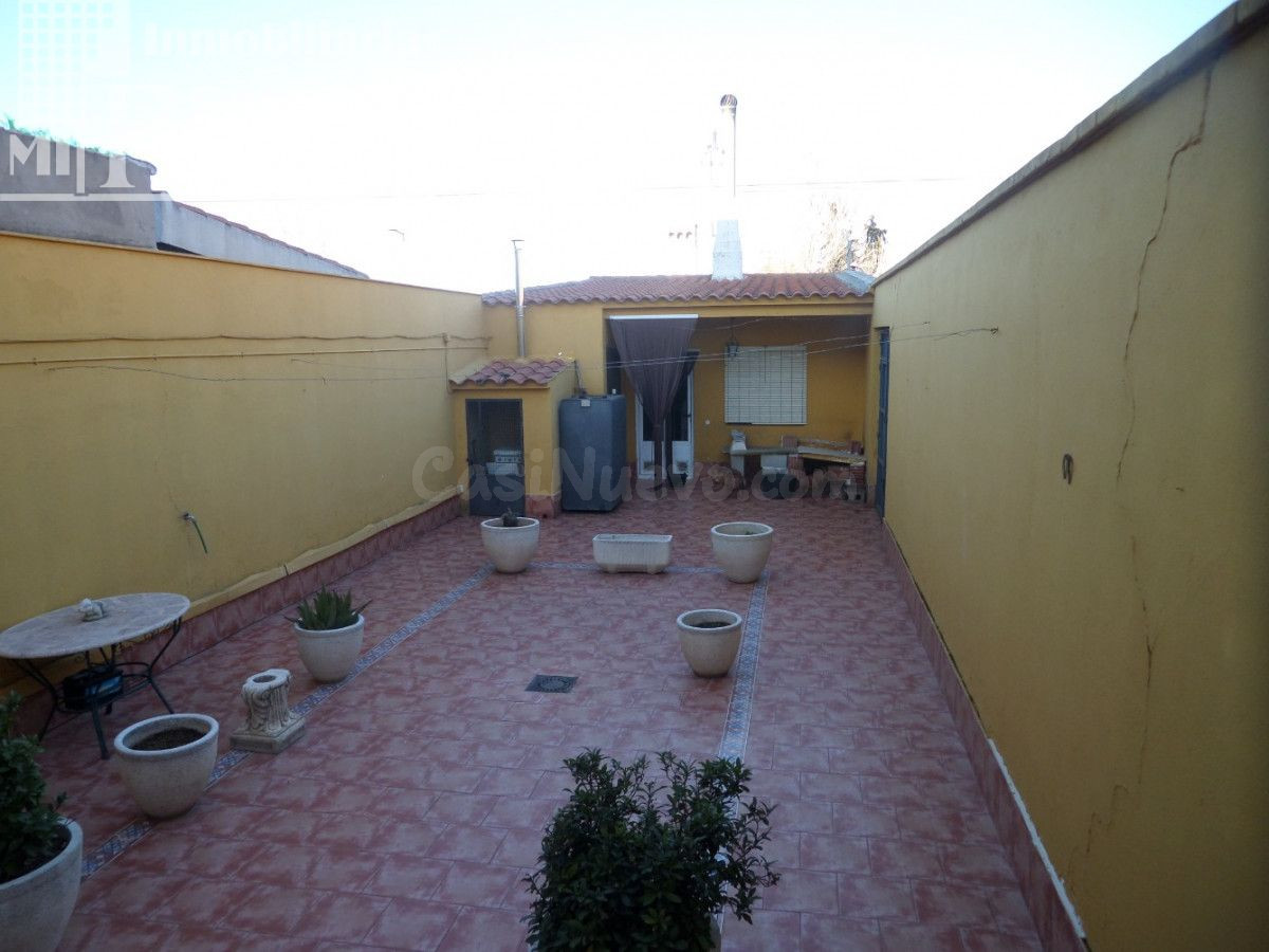 CASA ADOSADA CON COCINA AMUEBLADA, COCINA CAMPERA, GARAJE PRIVADO Y PATIO, JUNTO AL TEATRO