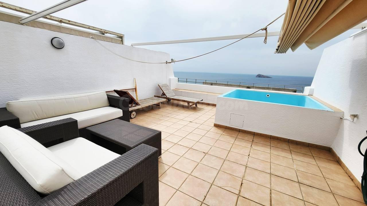 Espectaculares vistas al mar y la bahía en este apartamento exclusivo