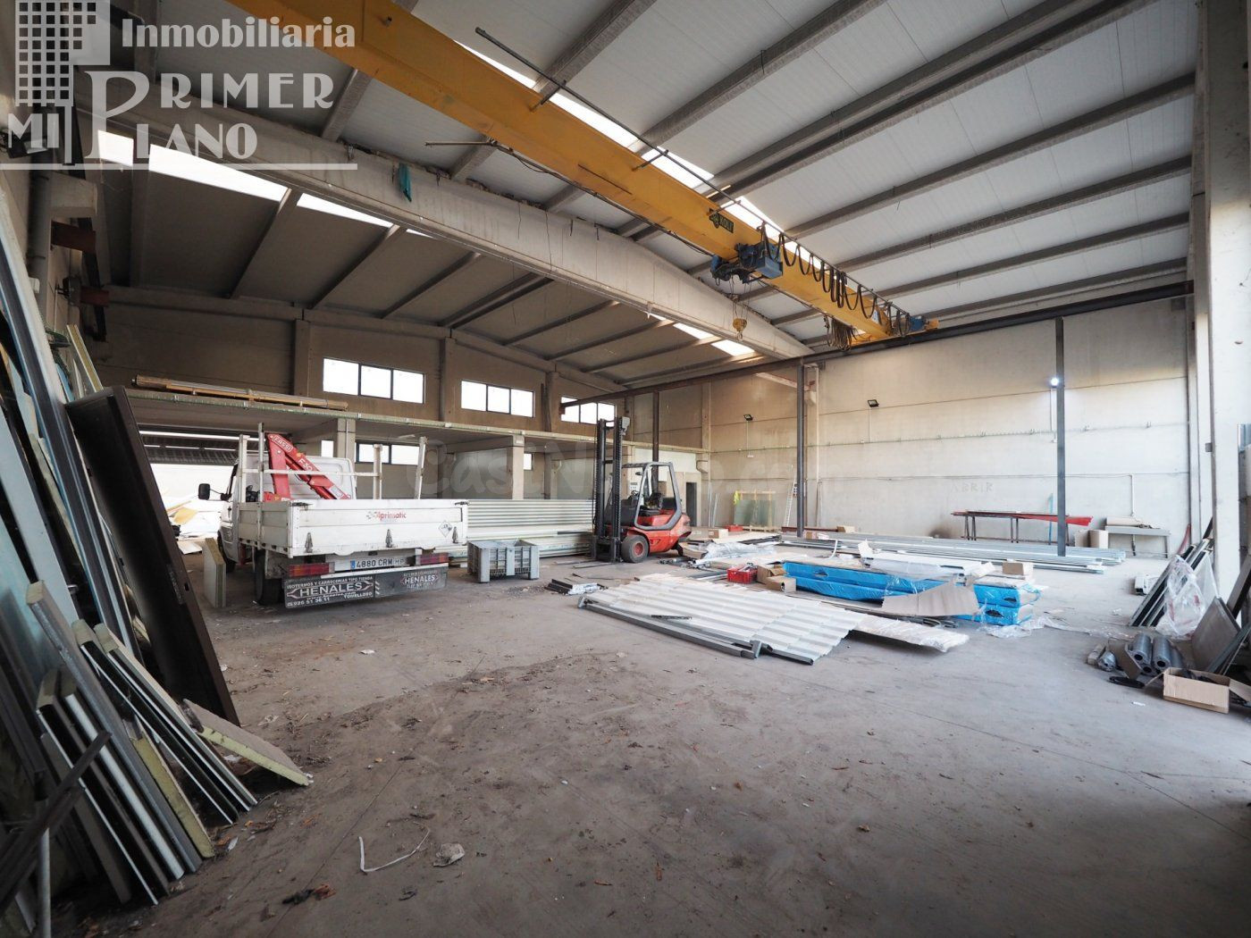 Nave industrial junto a ctra de Pedro Muñoz de 540 m2, con 2 patios de 80 m2 cada uno y puente grua.
