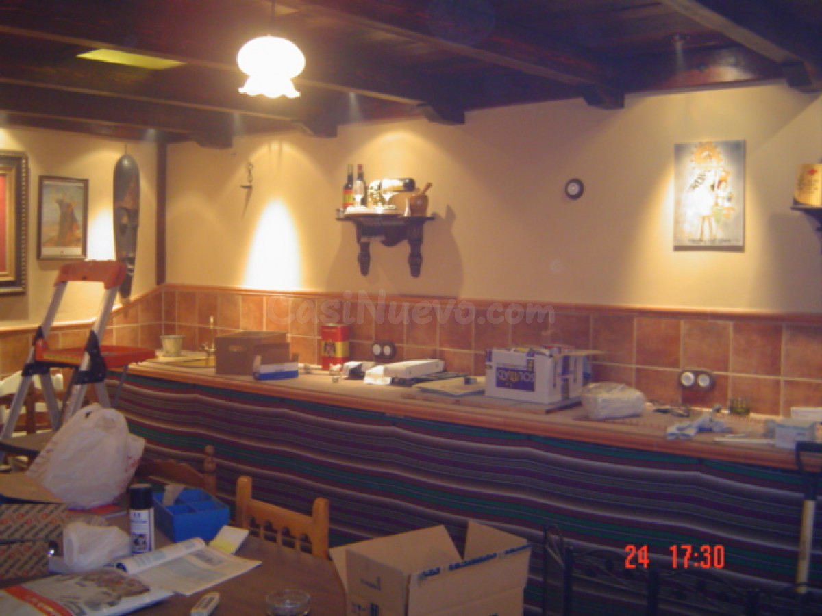 La nave dispone de oficina, cocinilla, almacén, etc. En un total de 300 m2