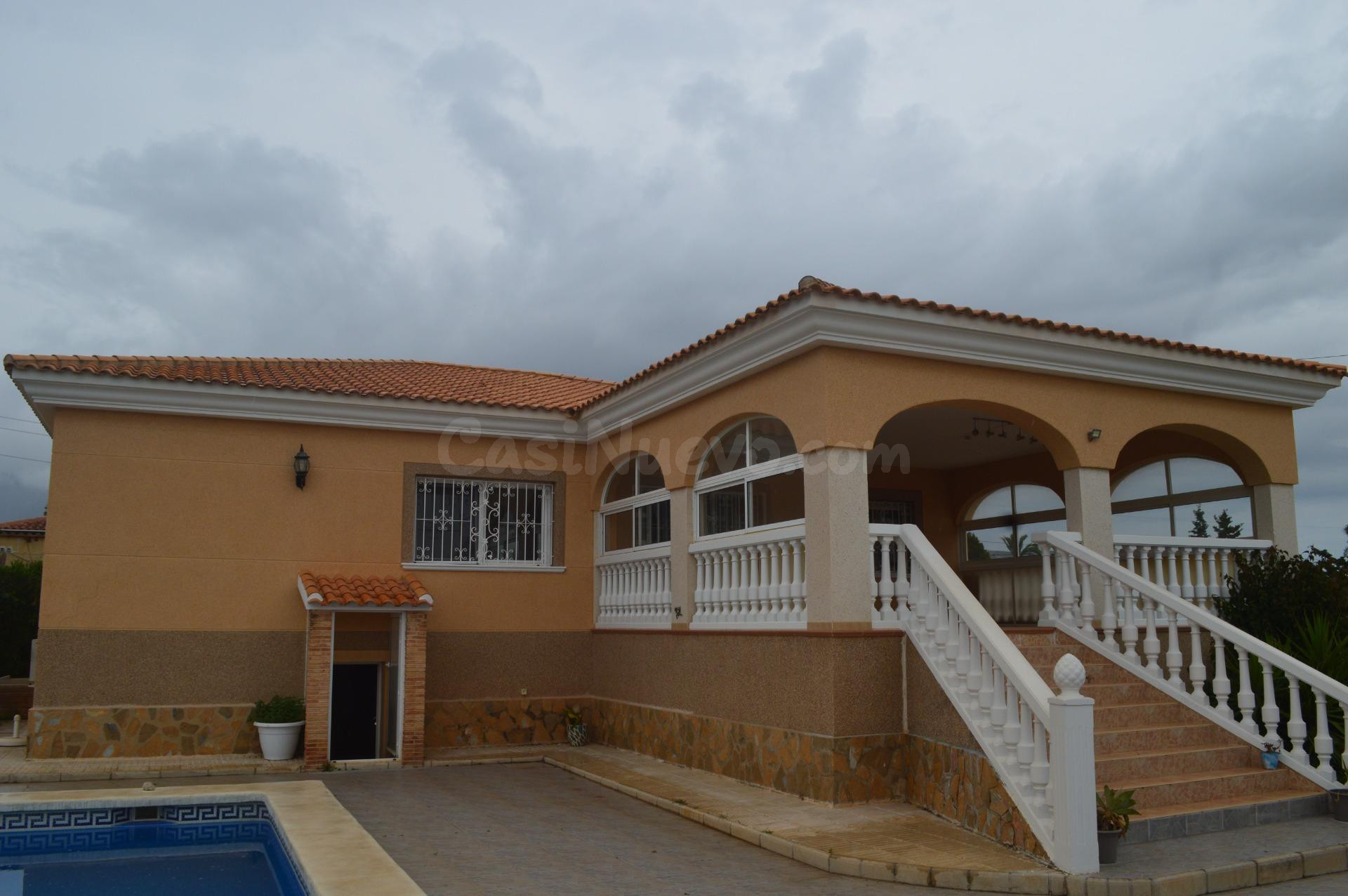 Villa Independiente con Piscina en un Entorno Natural y Privilegiado en Busot