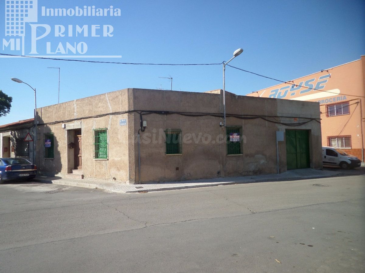 CASA VIEJA/SOLAR EN ESQUINA A TRES CALLES