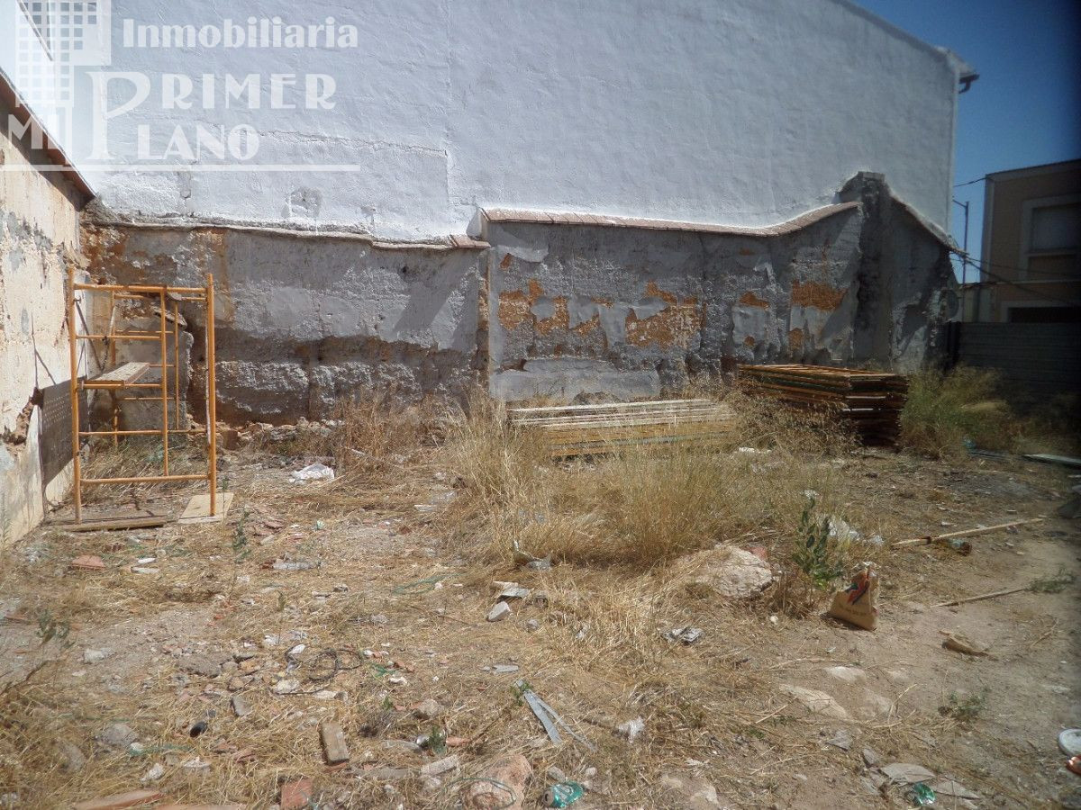 SOLAR EN ESQUINA que cuenta 200m2, y tiene 30m de fachada. Por solo 75.000 Euros