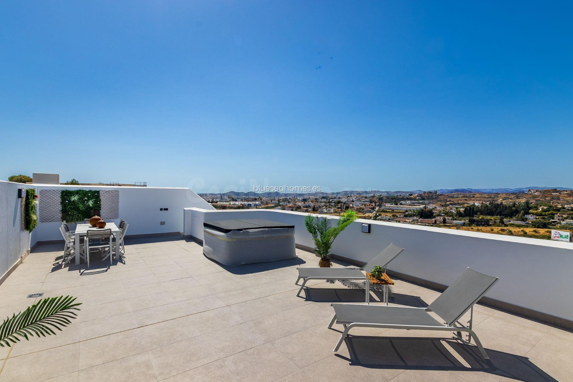 Venta de ático con tres dormitorios en Fuengirola, Málaga, Costa del Sol