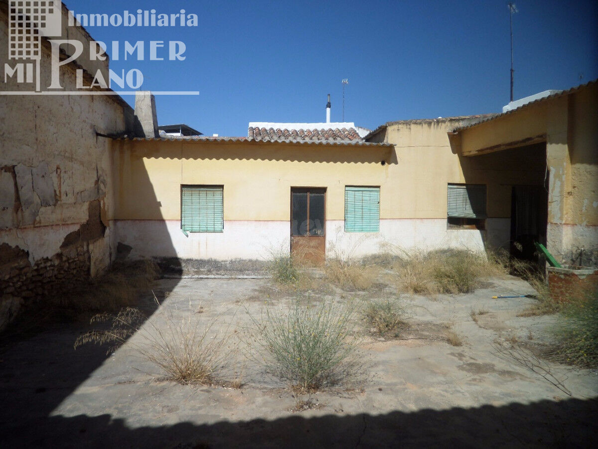 Se vende casa-solar en pleno centro de Tomelloso con 390m2 de terreno y 18 metros de fachada