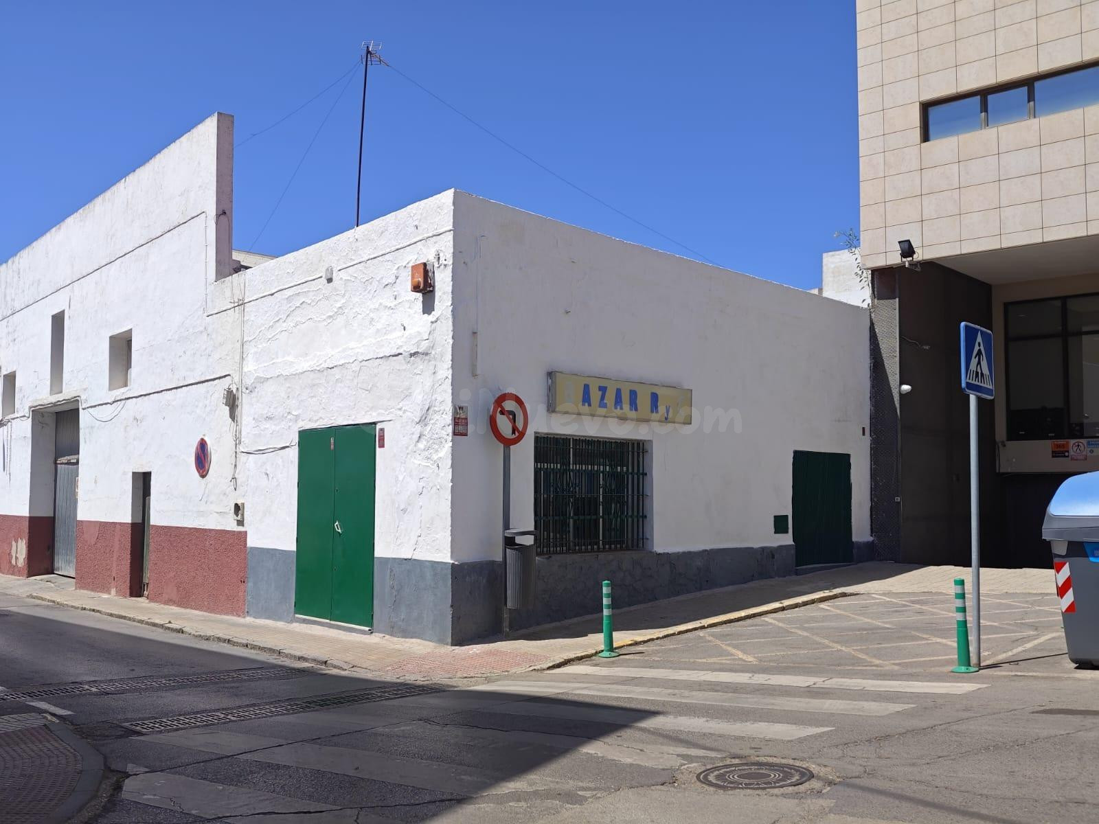 SE VENDE LOCAL DE 150M2 MUY CERCA DEL CENTRO DE CHICLANA
