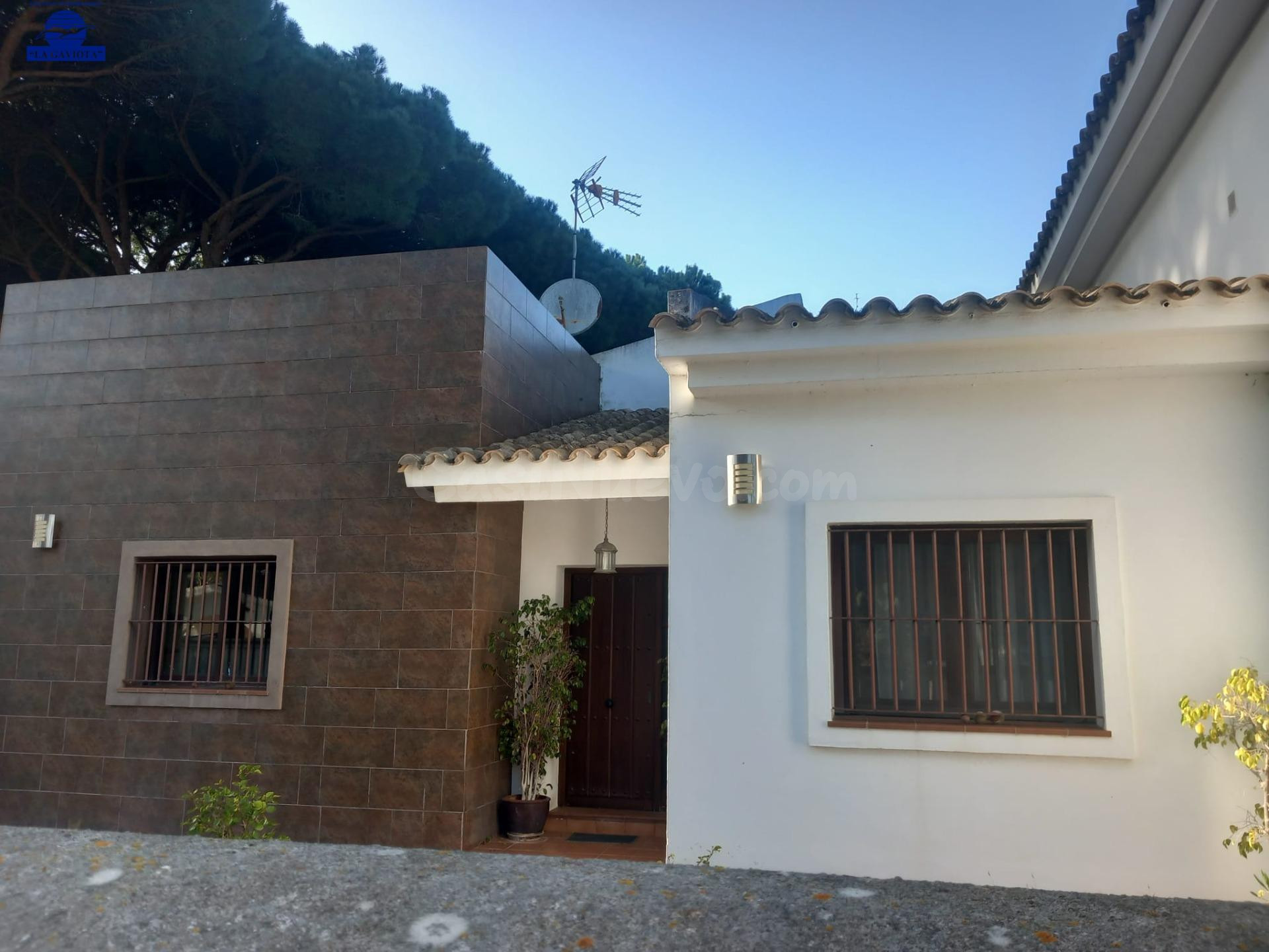 CHALET ENTRE LA SEGUNDA Y LA TERCERA PISTA DE LA PLAYA LA BARROSA