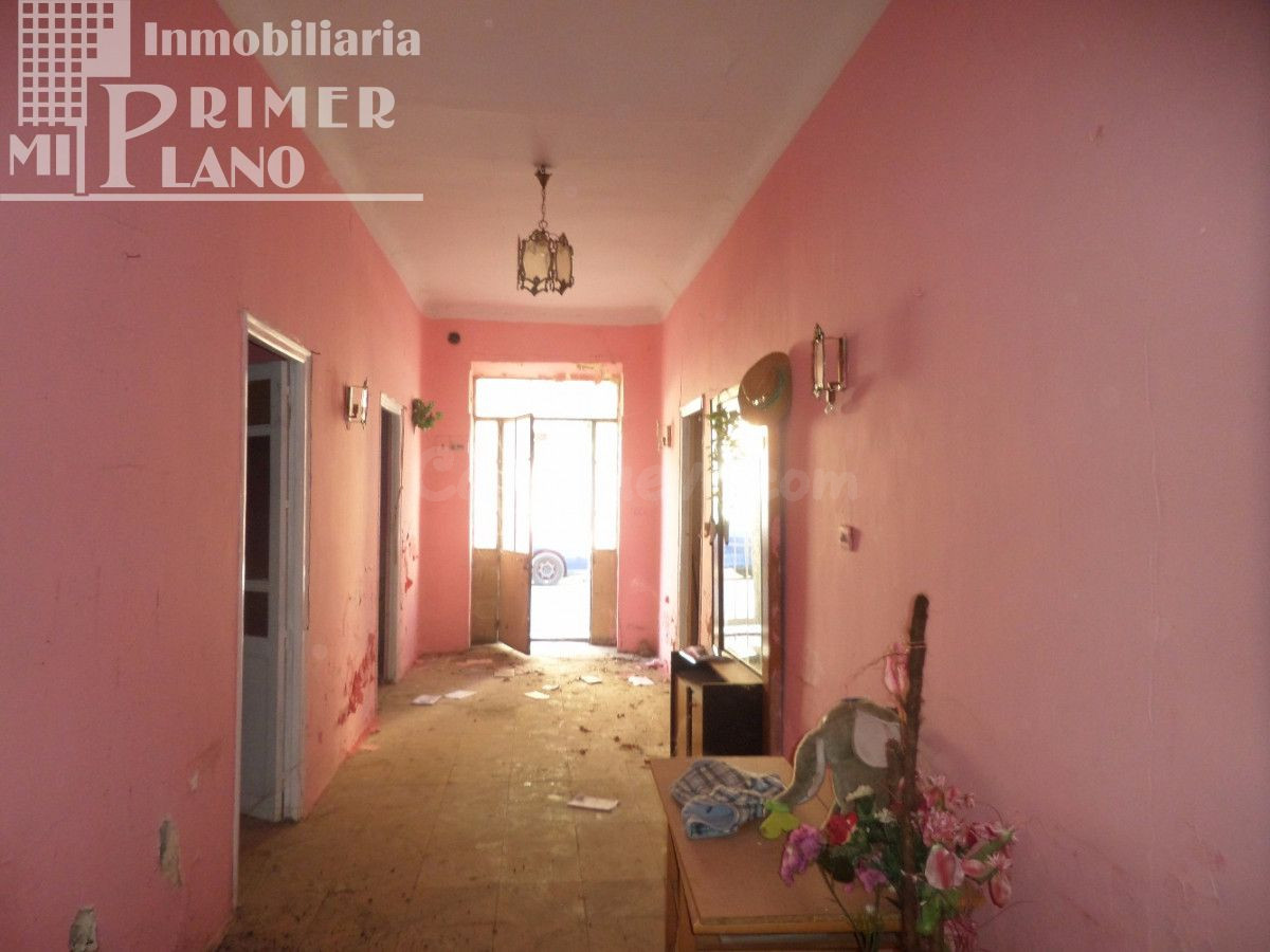CASA DE PLANTA BAJA JUNTO AL CENTRO DE ARGAMASILLA DE ALBA CON 307 M2