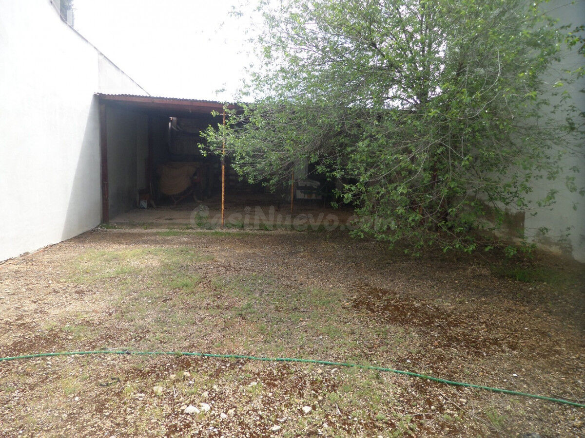 *Solar en la zona centro de Tomelloso, junto a Plaza de Toros, con 275m2 con 9'30m fachada*