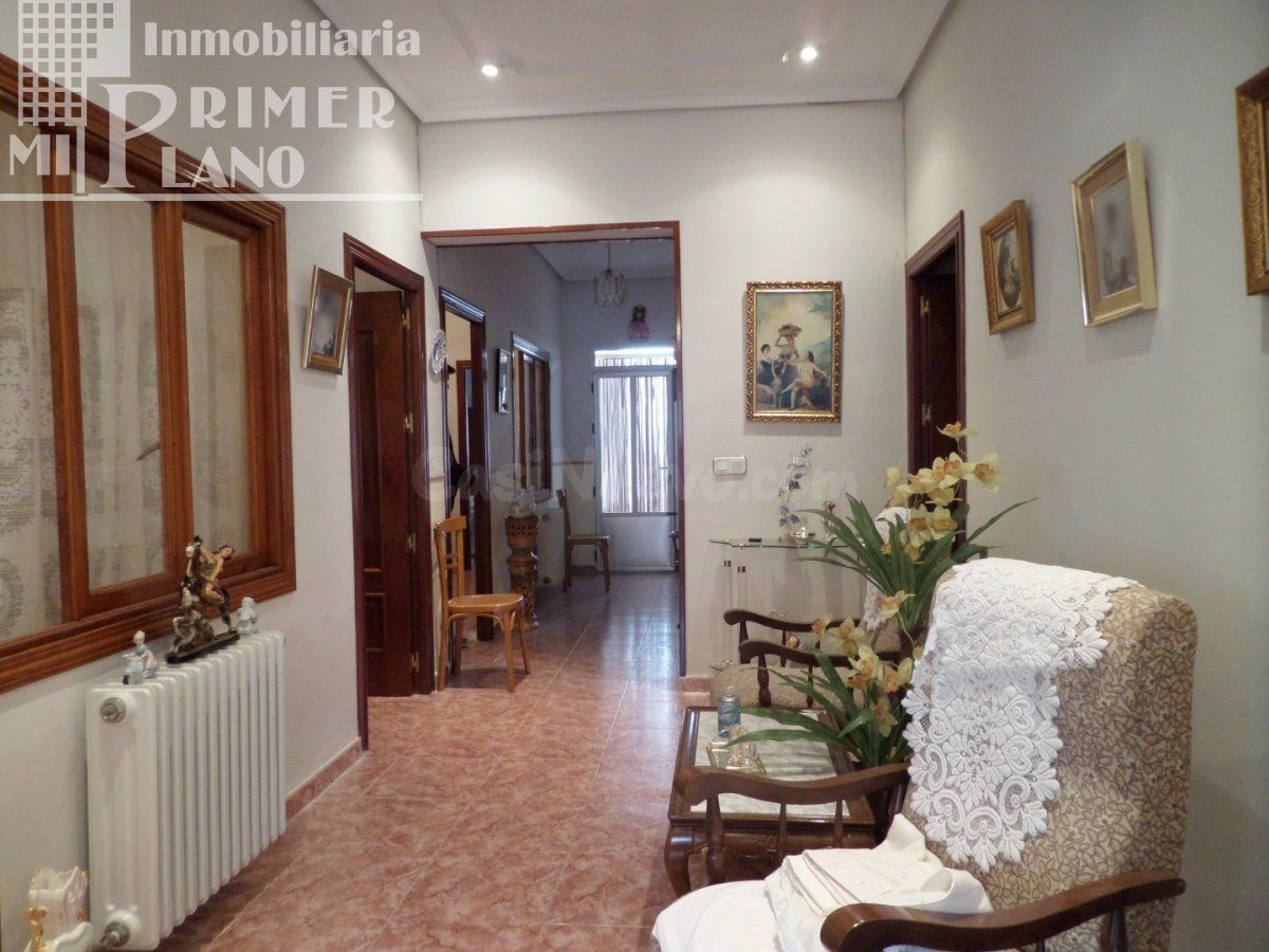 CASA DE PLANTA BAJA EN CALLE DOÑA CRISANTA, CON PATIO Y COCHERA POR 180.000 €