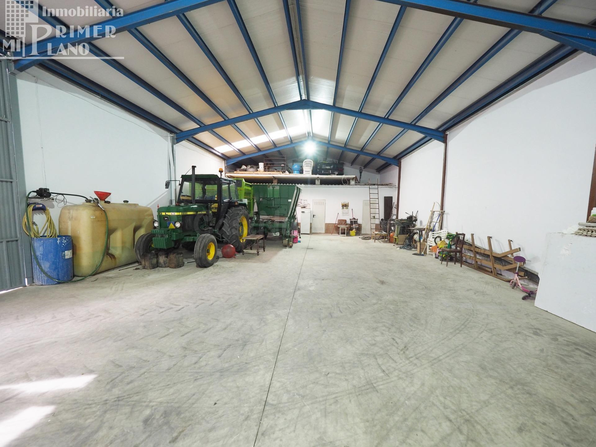 SE VENDE NAVE EN ESQUINA CON 220M2, CON COCINILLA CAMPERA Y ASEO POR 90.000€