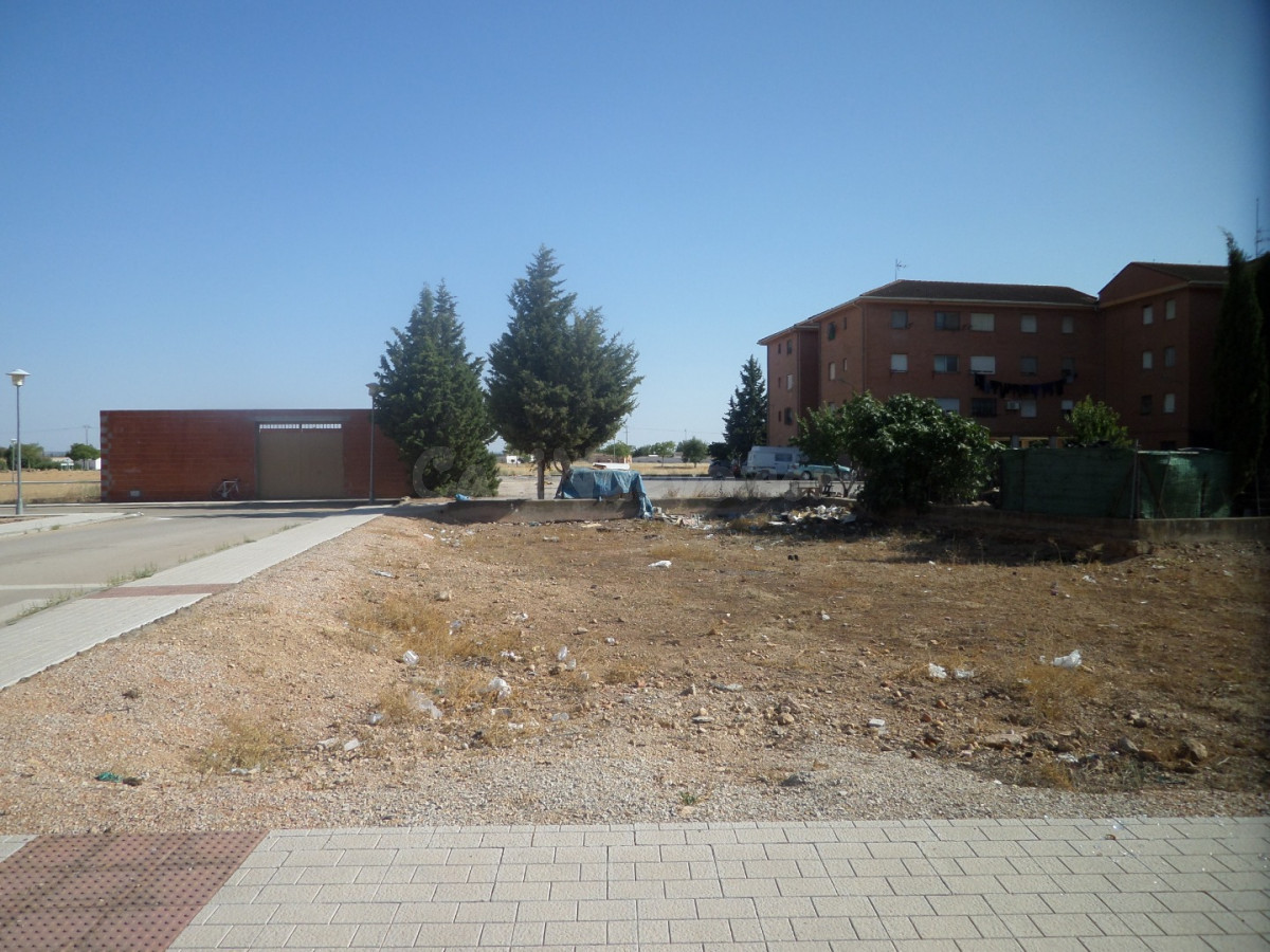 *SOLAR en ESQUINA, con 552 m2, en el POLÍGONO 20, por solo 82.800 €. A 150 €/m2*