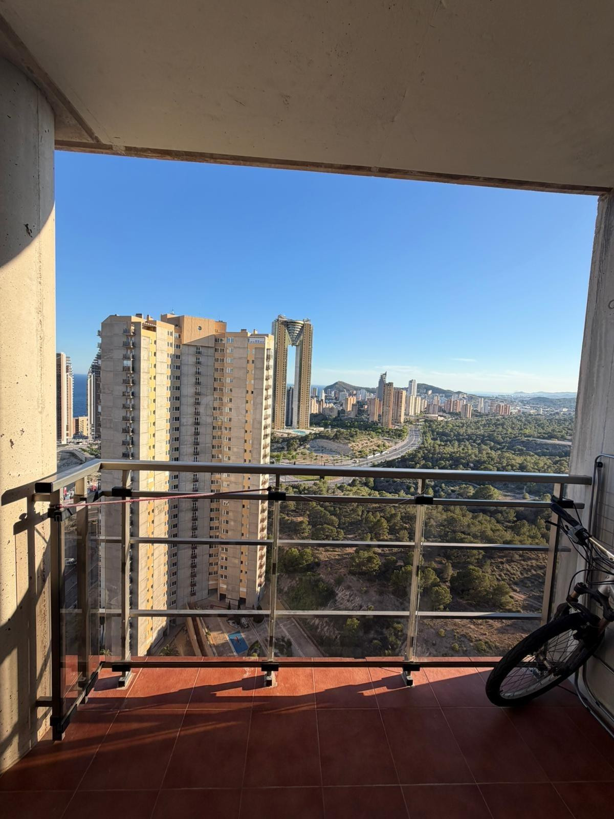 Apartamento con inmejorables vistas al mar y a la montaña en zona tranquila y cercana a todos los servicios