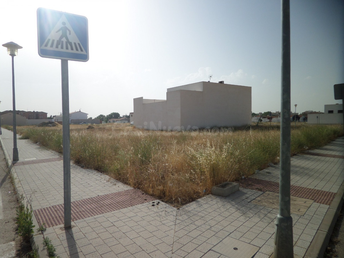 *SOLAR en ESQUINA, con 640m2 junto a la zona de Institutos. A sólo 300€/m2*