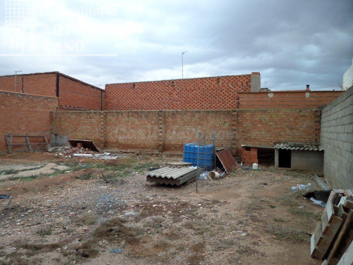 Se vende casa para reformar de 519m2 de terreno y 17 metros de fachada junto a calle Oriente