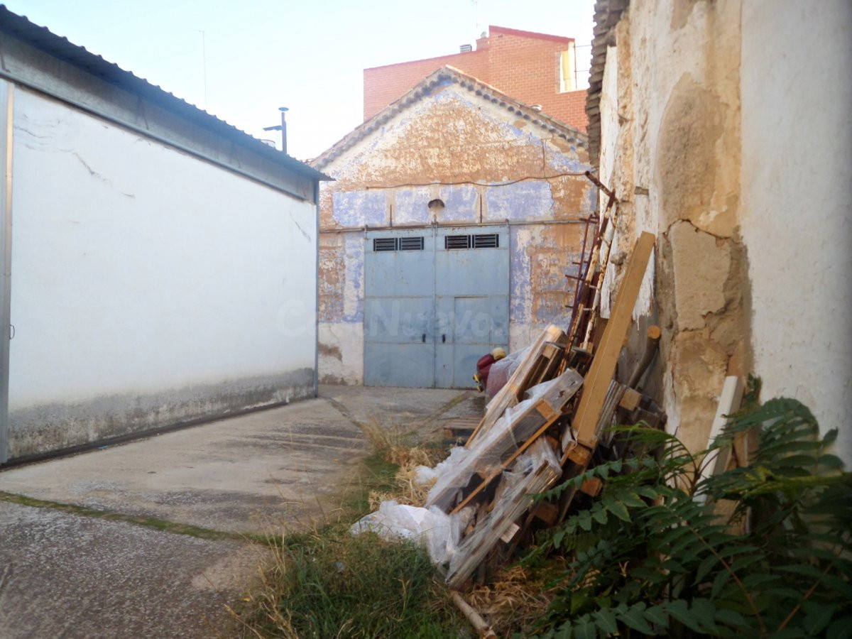 Se vende casa con acceso a dos calles para edificar en pleno centro de Tomelloso, con 645 m2.