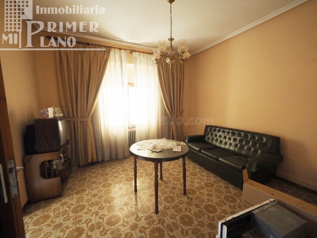 *¡OPORTUNIDAD! Casa para reformar, junto a calle Oriente, con 237m2 de suelo, por sólo 78.000€*