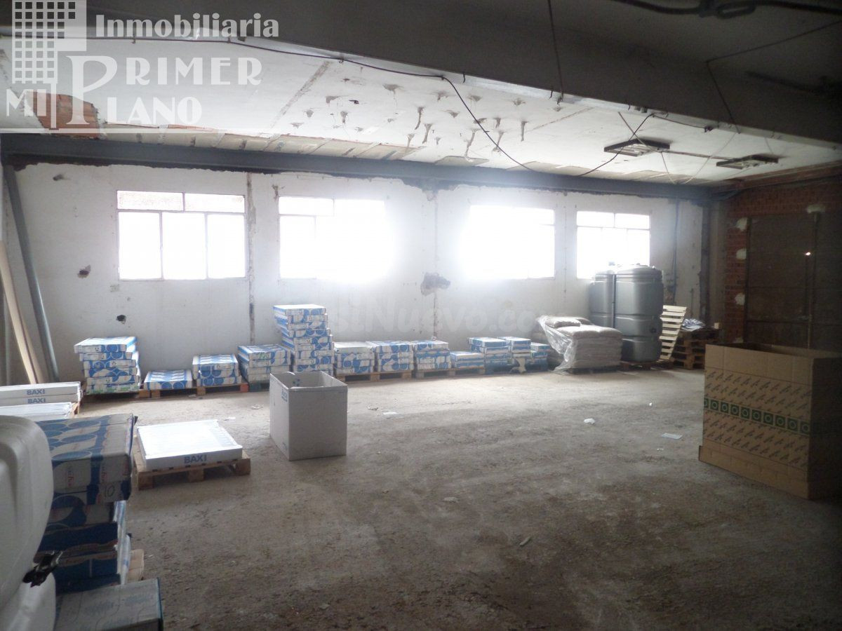 Local comercial a dos calles de 715 m2 junto a avda Don Antonio Huertas.