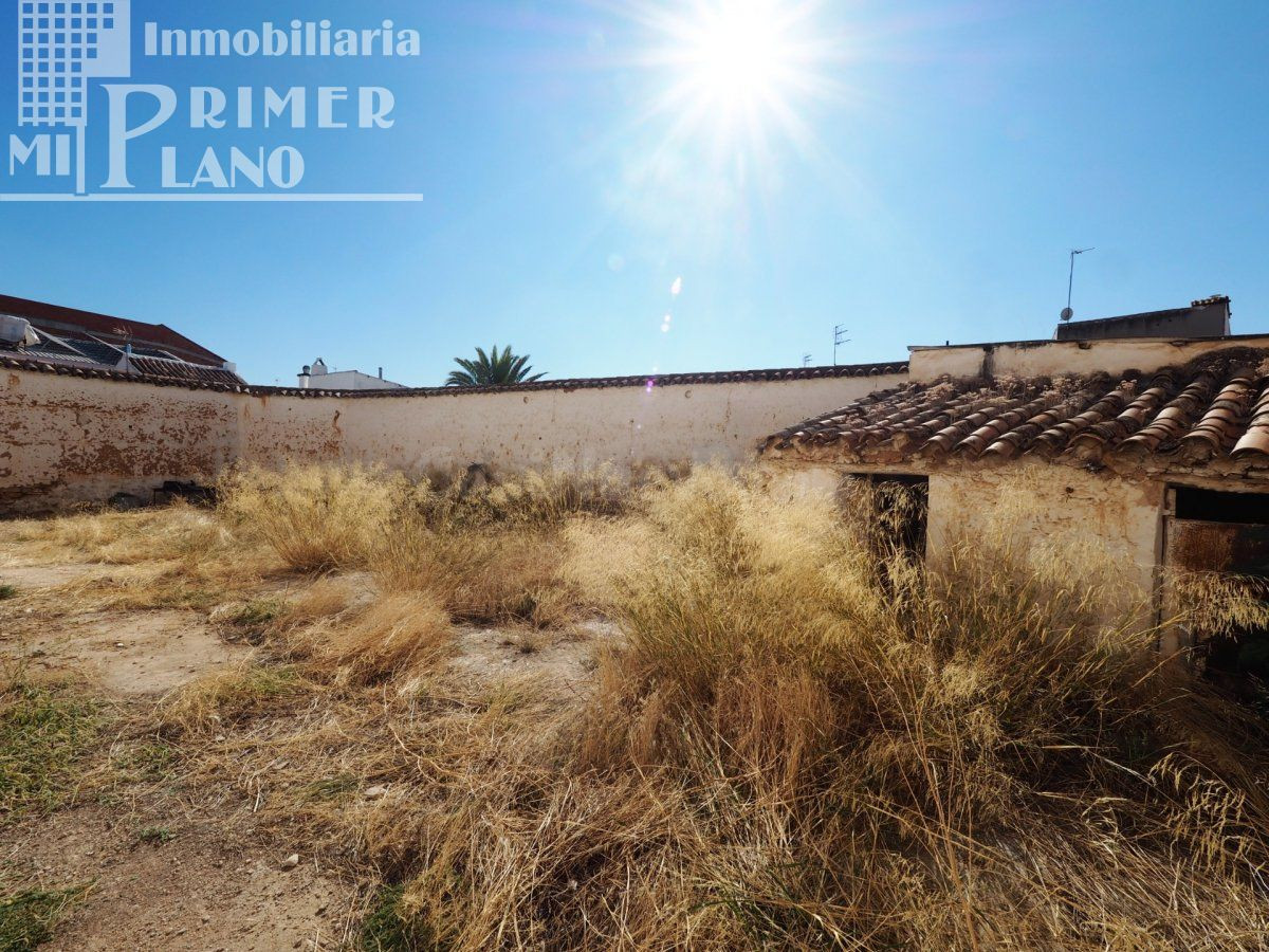 Se vende solar de 261 m2 con 5 de fachada en zona centro de Tomelloso
