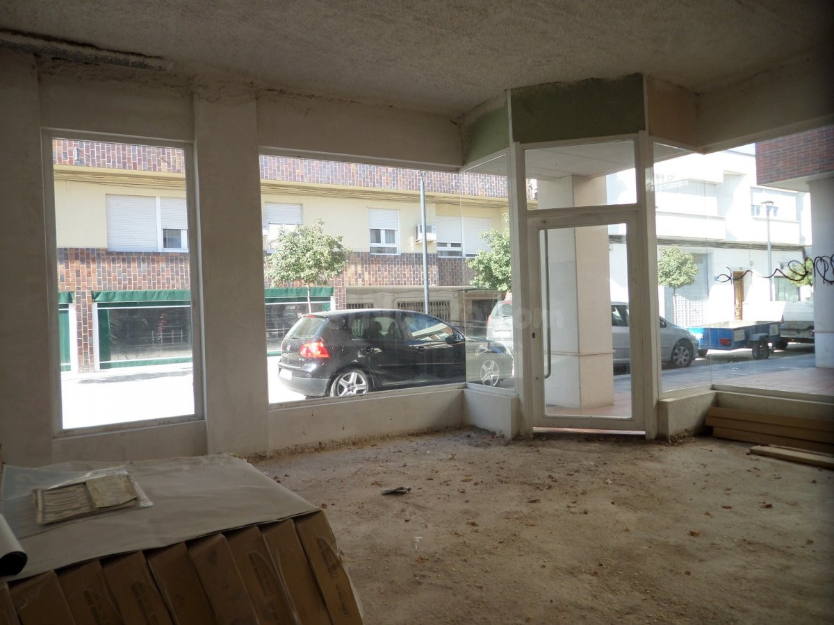 *¡Oportunidad de inversión, en Tomelloso! LOCAL COMERCIAL NUEVO, EN ESQUINA, con 184m2, por 95.000€*