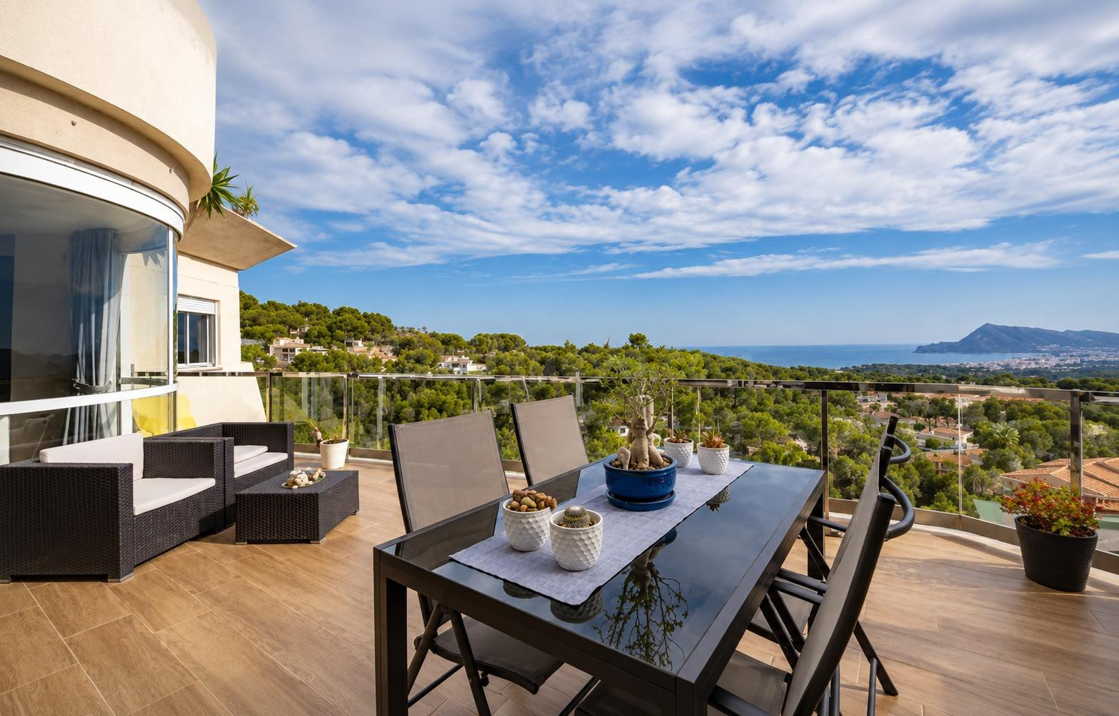 Ático Dúplex con Espectacular Solárium, Jacuzzi y Vistas Inigualables al Mar y la Montaña