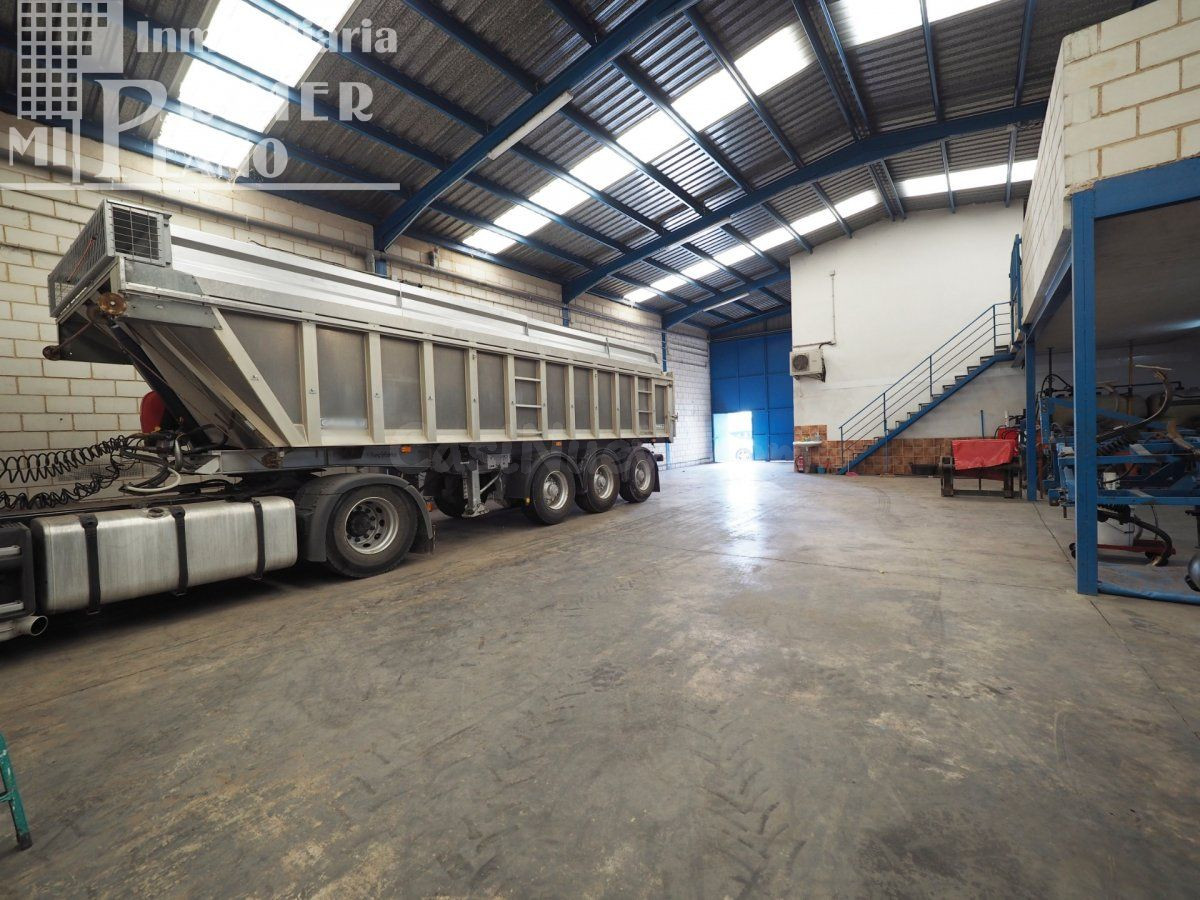 Se alquila nave de 512 metros cuadrados con oficinas y amplio patio