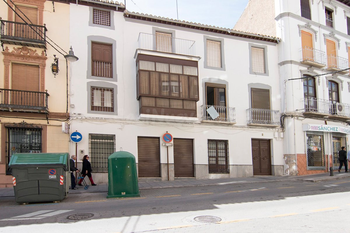 Escpecatcular Casa- Edficicio en el Centro de Baza