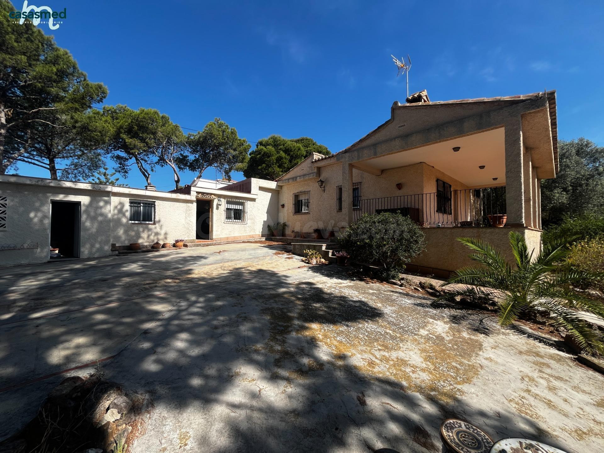 NÁQUERA, URBANIZACIÓN EL PARAISO. Se vende chalet independiente de 240 m2, con 40 de terraza, parcela de 1.162 m2, garaje cerrado.