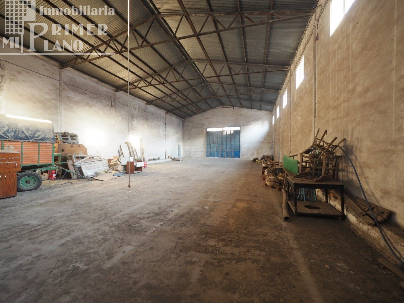 *¡OPORTUNIDAD! Se vende solar y nave en esquina, con 1.100 m2 y 68 metros de fachada, por 210.000€!*