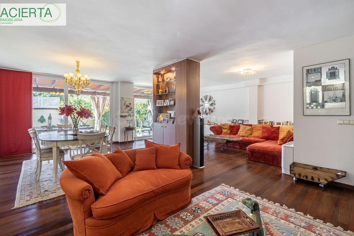 Espectacular casa en Bola de Oro / Serrallo