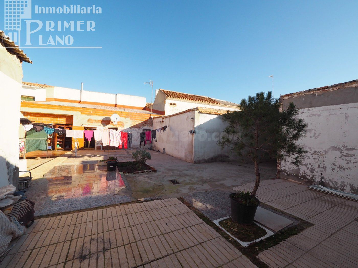 Se vende casa de planta baja para reformar con 401 m2 y acceso a dos calles por 119.000 €