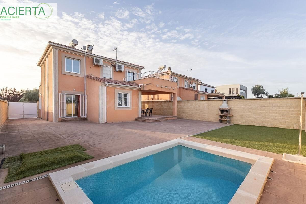 FANTÁSTICA CASA EN URBANIZACIÓN LOS CORTIJOS