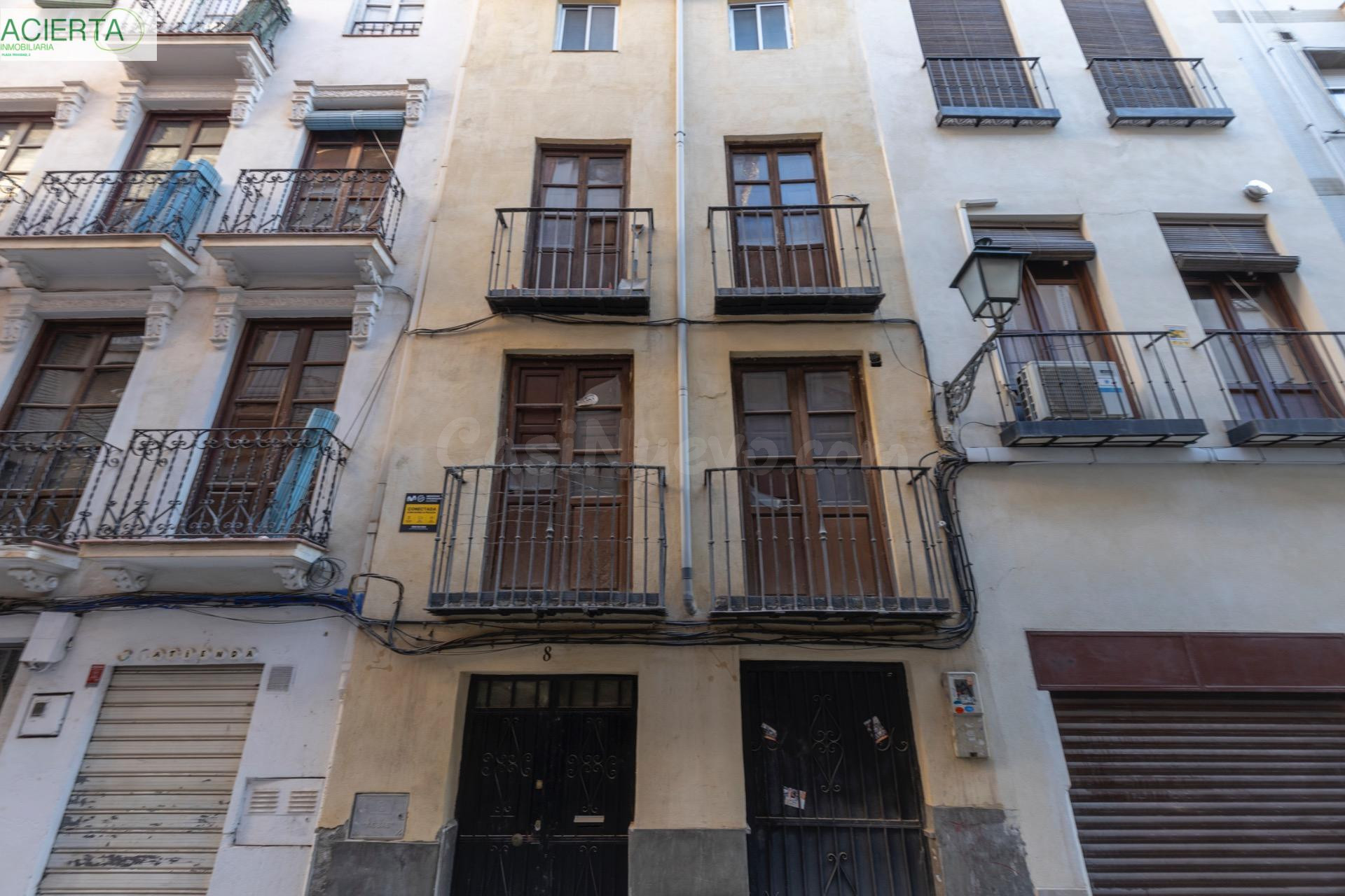 Edificio  junto a plaza Trinidad