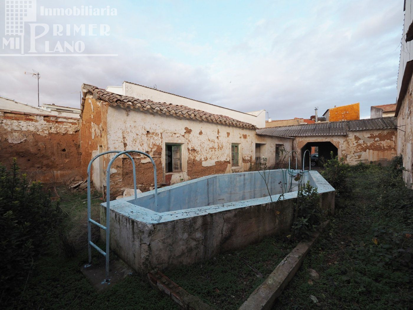 Solar con piscina junto a c/Cervantes y c/O´donnell de Tomelloso de 239 m2 y 10,50 m de fachada