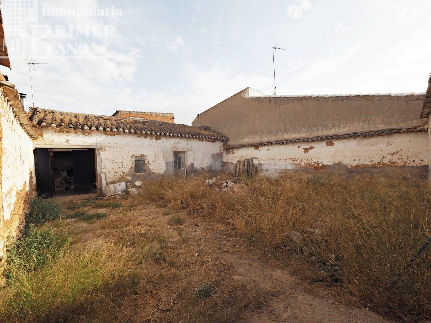 SE VENDE SOLAR 291 m2 y 11 de fachada junto a Avda Juan Carlos I