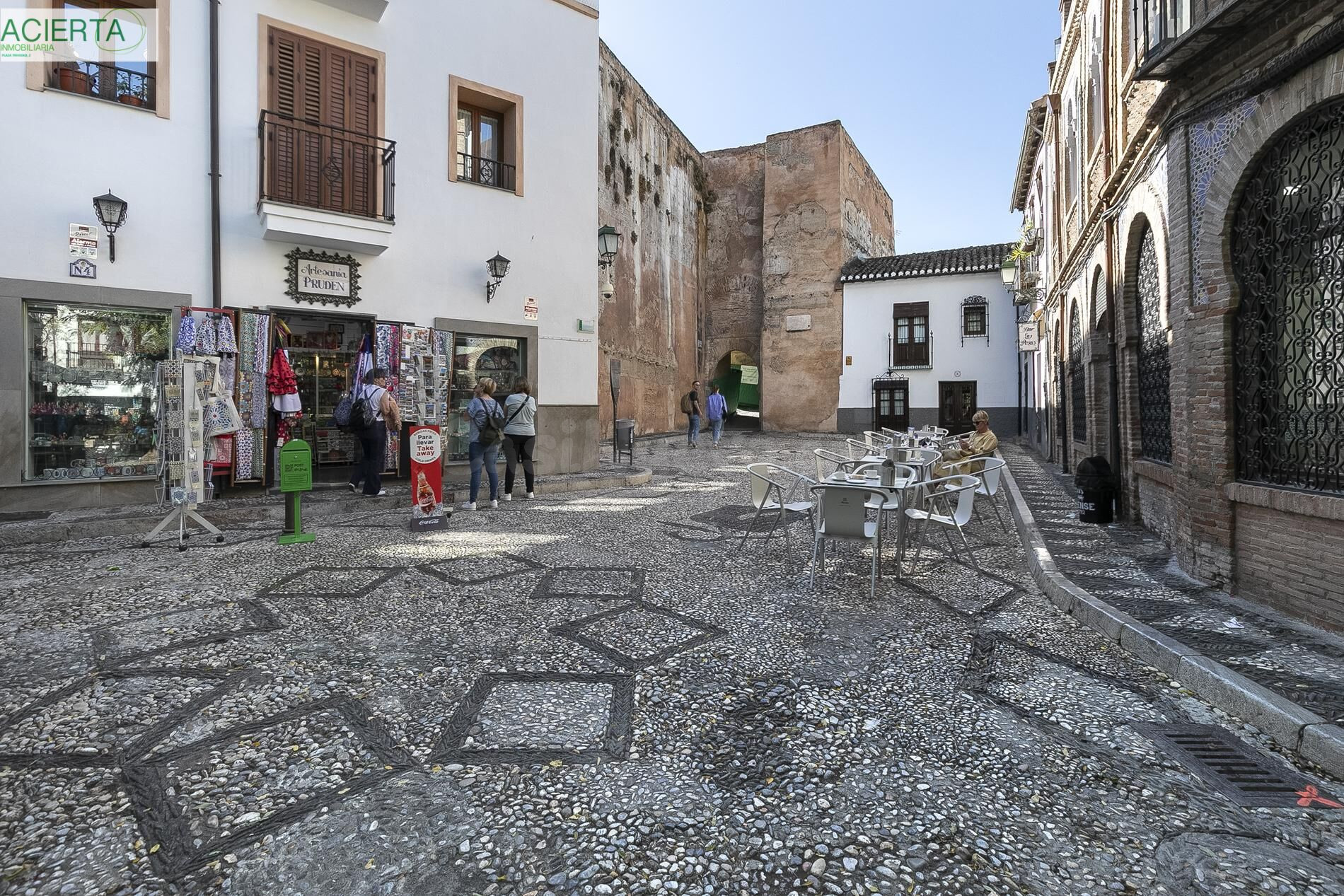 Edificio histórico junto a Plaza Larga, en el corazón del Albaicín (Granada)
