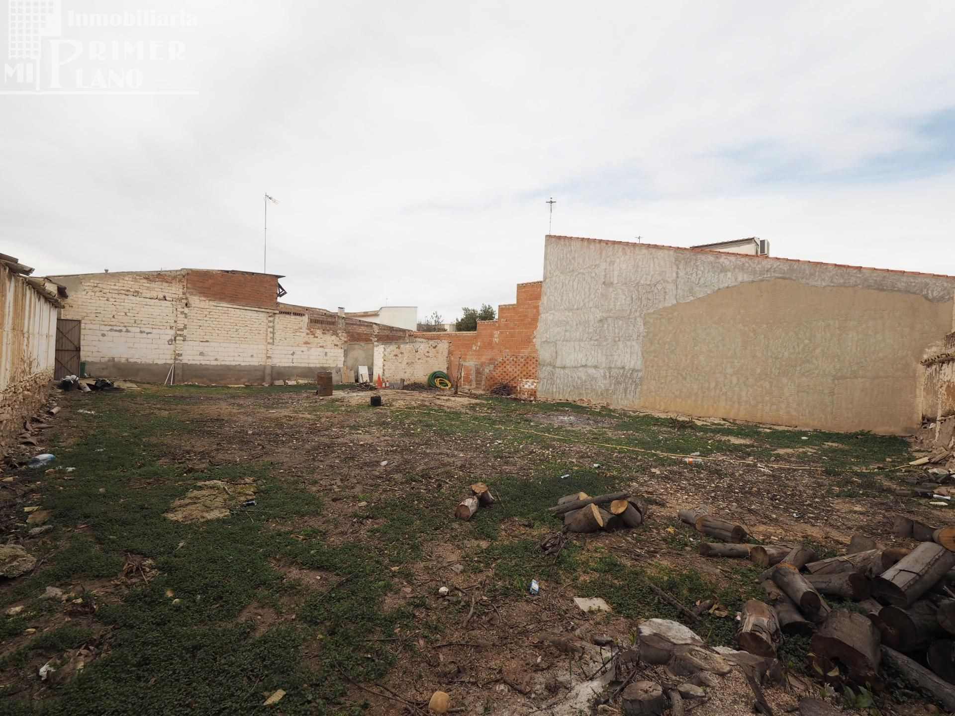 *Oportunidad en Argamasilla De Alba, solar de 300 m2 y 34 m de fachada en esquina por solo 55.000€*