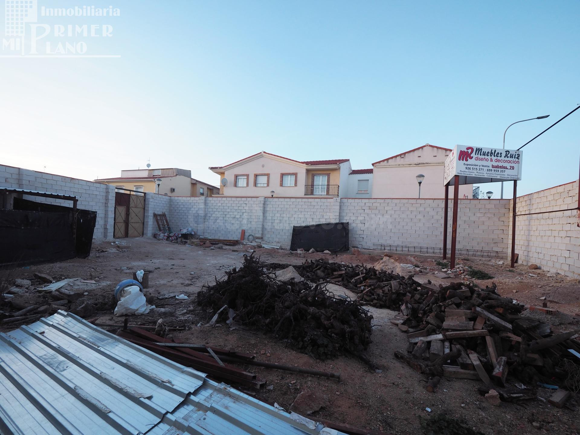 Se alquila solar en Avda Juan Carlos I, con 286 m2 y 51 metros de fachada a 3 calles por solo 600 €.