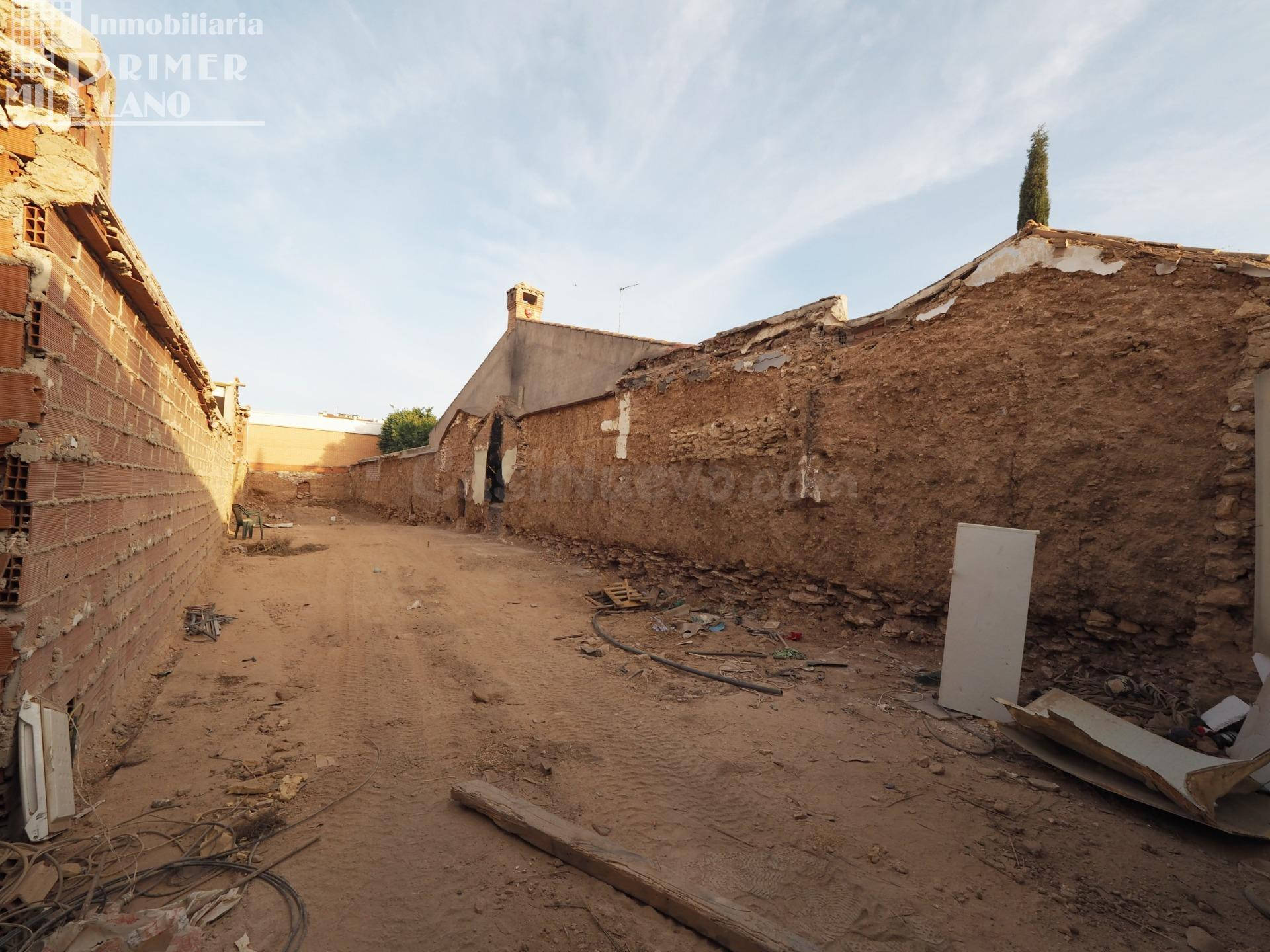 Solar de 302 m2 junto a c/ Africa y Claudio Coello, con 7,50 m de fachada por solo 69.000 €.