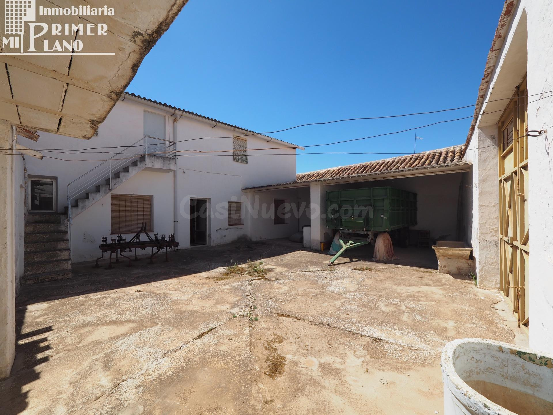 *Casa de planta baja de 297 m2, a dos calles con 14 metros fachada a cada calle por solo 200.000 €*