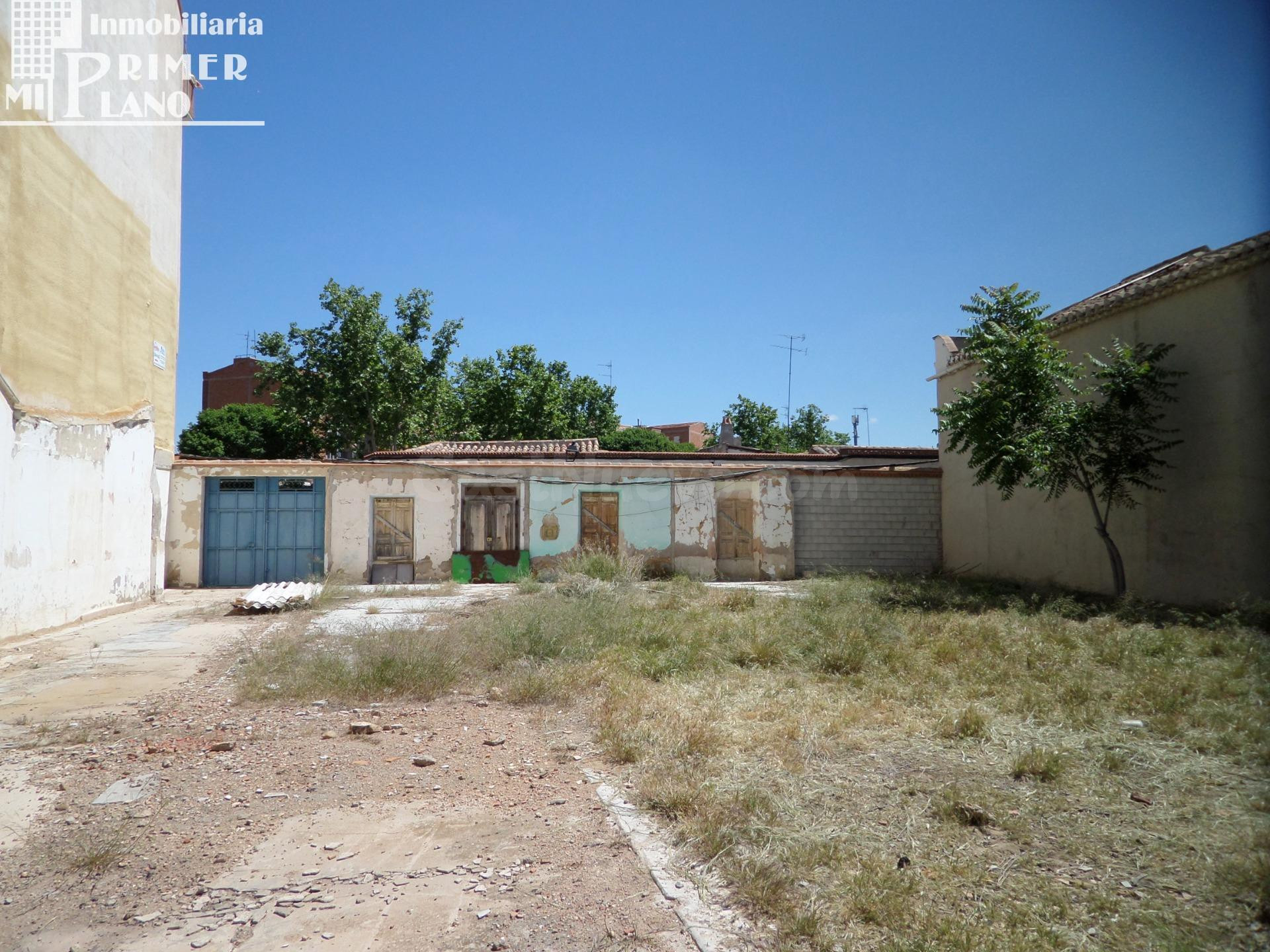 *¡OCASION! Se vende solar con 744 metros cuadrados y 22 metros de fachada en c/Doña Crisanta*