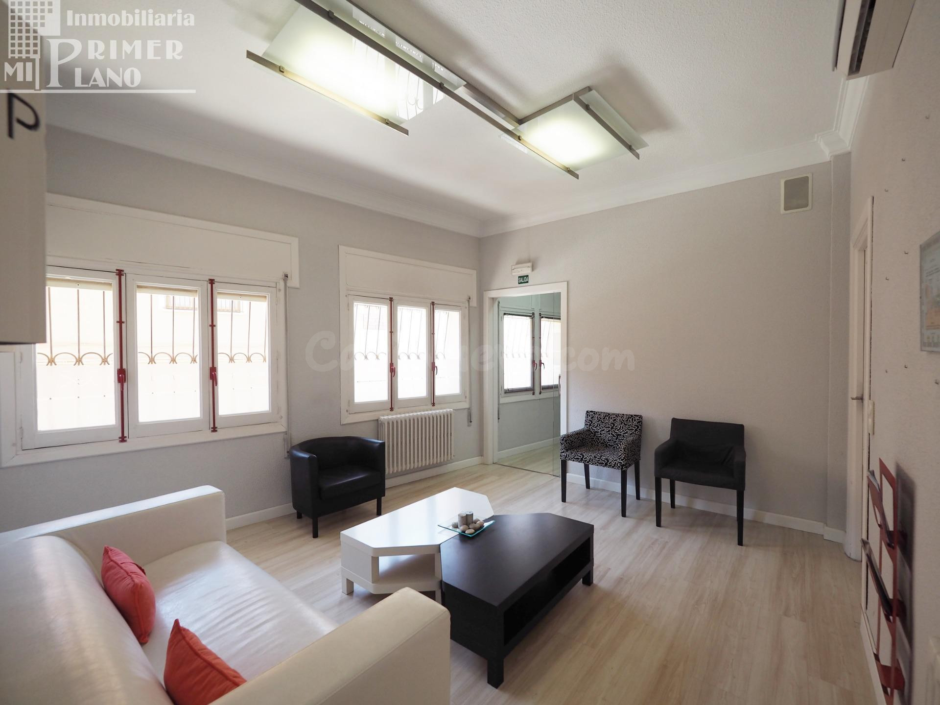 Dos locales habilitados en pleno centro con 200 m2 construidos y por solo 120.000 €.