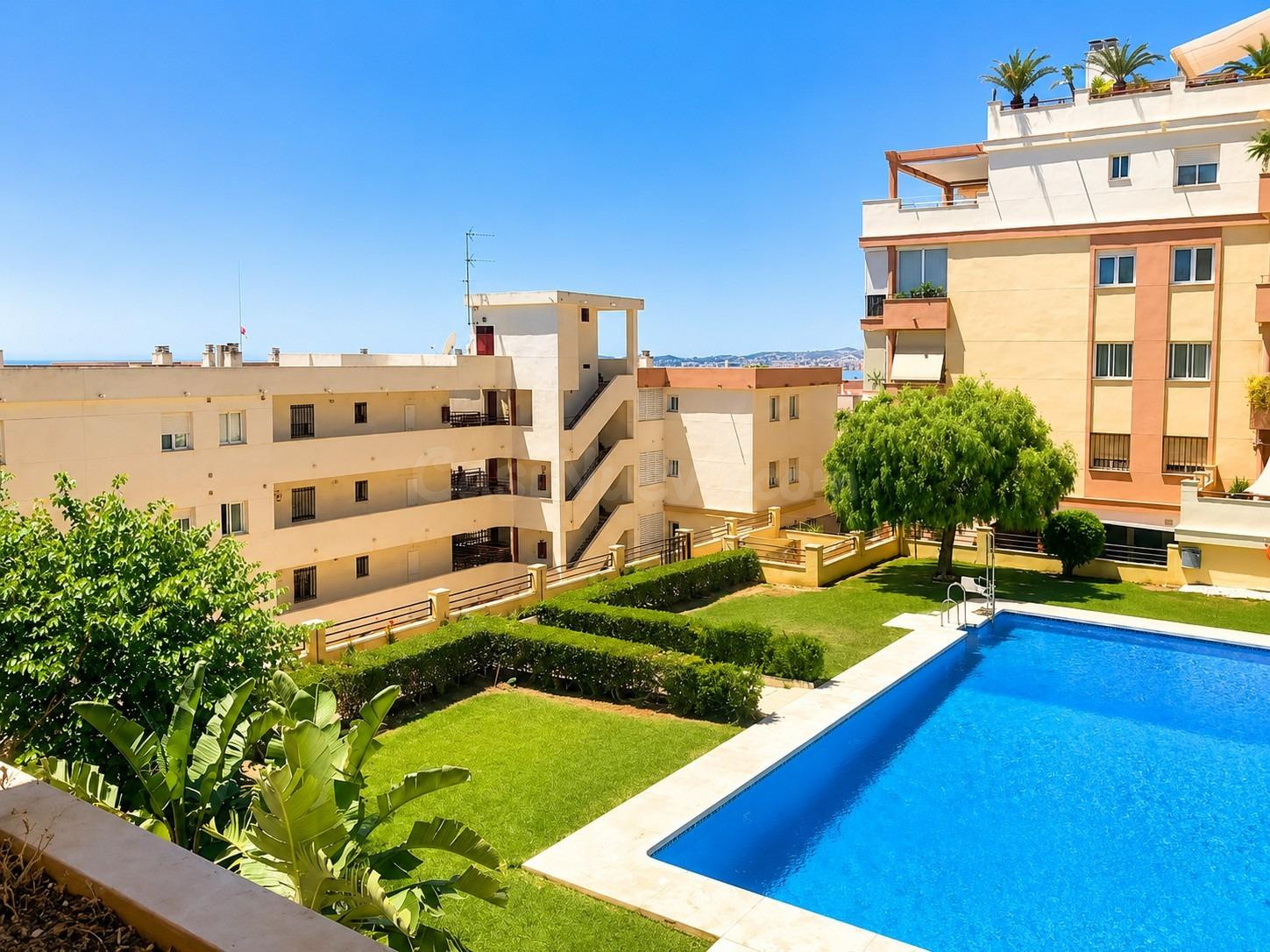 Venta de piso con tres dormitorios en Benalmádena Costa, Málaga, Costa del Sol