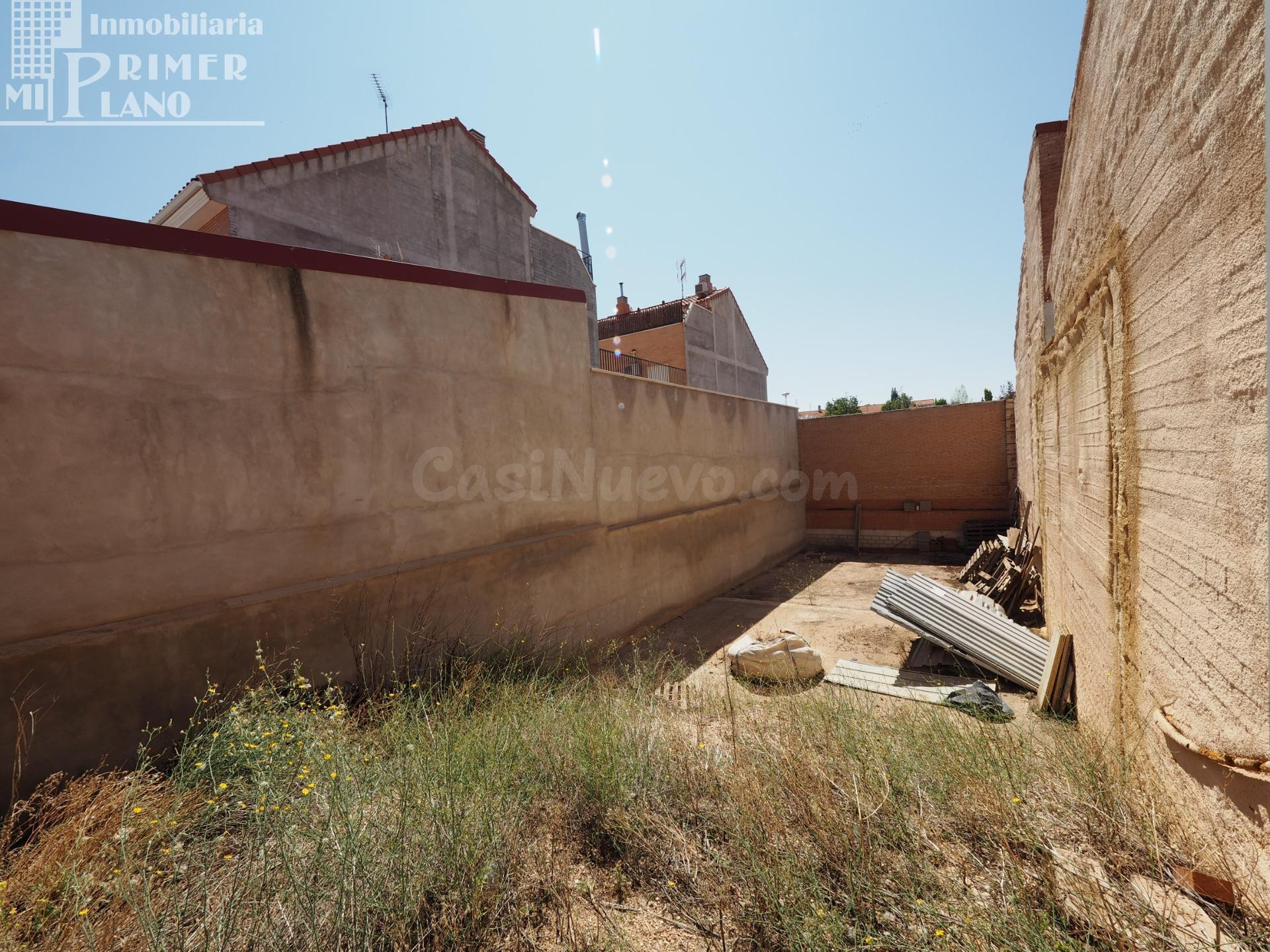 Solar con excavación hecha en barrio Europa junto a c/Bruselas de 134 m2 y 6.5 m de fachada.